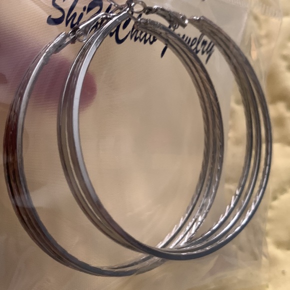 Woman’s hoop earrings - Picture 3 of 4